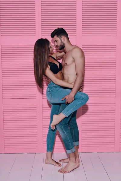 Volle Länge Der Schönen Jungen Paar Kleben Von Angesicht Angesicht — Stockfoto