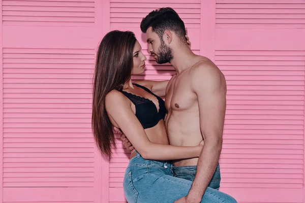 Bonito Casal Jovem Colagem Cara Cara Enquanto Contra Fundo Rosa — Fotografia de Stock