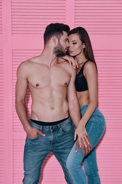 Mooie Jonge Paar Omarmen Terwijl Staande Tegen Roze Achtergrond — Stockfoto