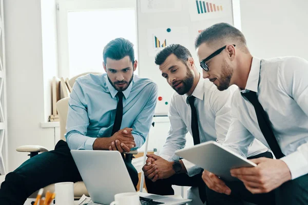 Gruppo Giovani Uomini Moderni Abbigliamento Formale Che Lavorano Con Computer — Foto Stock