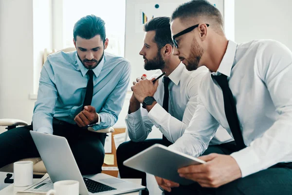 Groep Jonge Moderne Mannen Formalwear Werken Met Behulp Van Laptop — Stockfoto