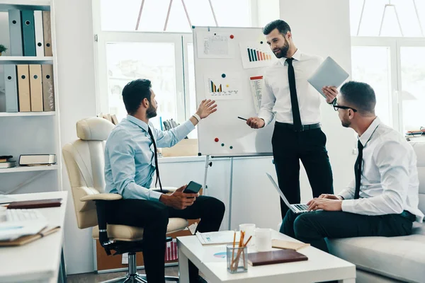 Giovane Uomo Moderno Abbigliamento Formale Condurre Una Presentazione Aziendale Utilizzando — Foto Stock