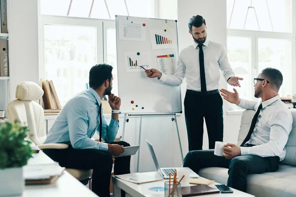 Young Modern Man Formalwear Conducting Business Presentation Using Flipchart While — Stock Photo, Image