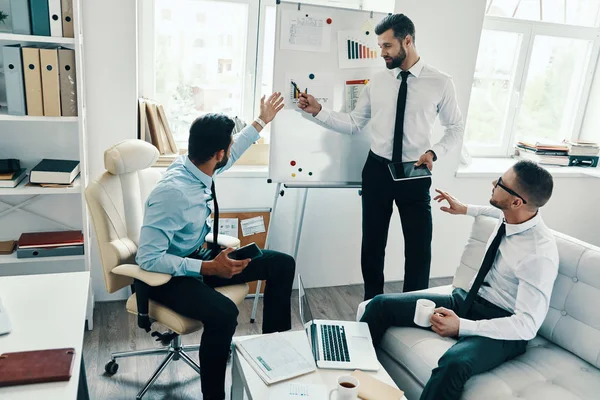 Présentant Une Nouvelle Idée Jeune Homme Moderne Tenue Cérémonie Effectuant — Photo