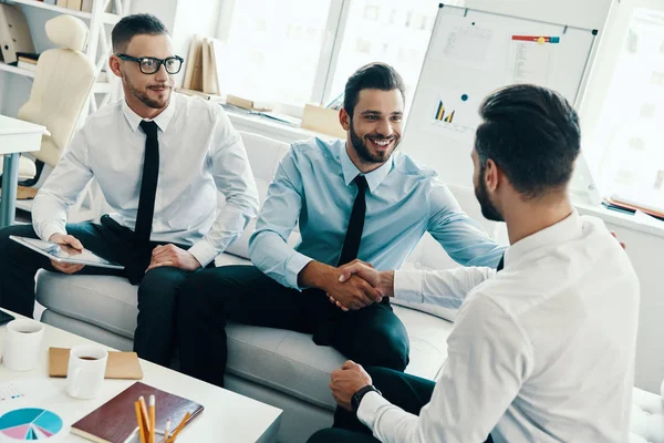 Jonge Moderne Mannen Formele Kleding Schudden Handen Tijdens Het Werk — Stockfoto