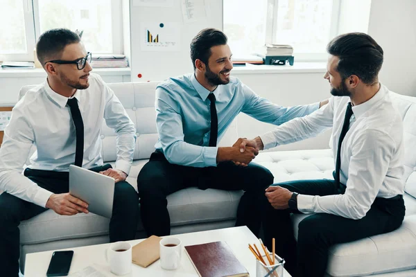 Jonge Moderne Zakenmensen Formele Kleding Schudden Handen Tijdens Het Werk — Stockfoto