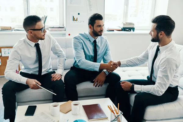 Jovens Homens Modernos Formalwear Apertando Mãos Enquanto Trabalham Escritório — Fotografia de Stock