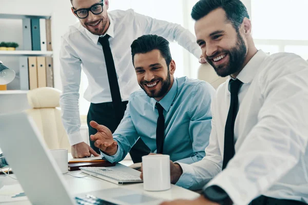 Gemeinsam Beste Ergebnisse Erzielen Gruppe Junger Moderner Männer Formalbekleidung Die — Stockfoto