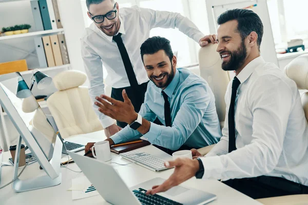 Gruppo Giovani Uomini Moderni Abbigliamento Formale Che Lavorano Computer Sorridono — Foto Stock