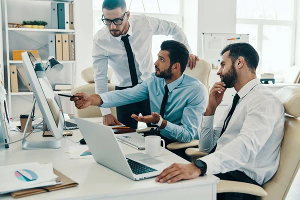 Giovani Uomini Moderni Abbigliamento Formale Che Lavorano Con Computer Mentre — Foto Stock