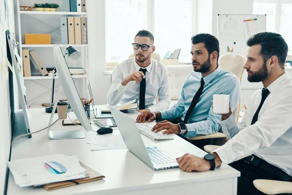 Framgångsrikt Affärsteam Som Arbetar Och Använder Datorer När Sitter Office — Stockfoto