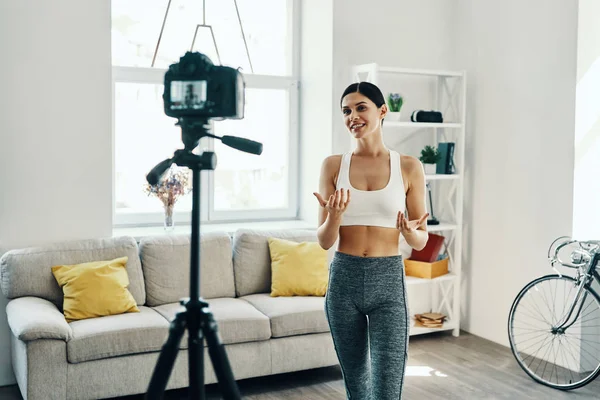 Schöne Junge Frau Sportkleidung Macht Social Media Video Während Sie — Stockfoto