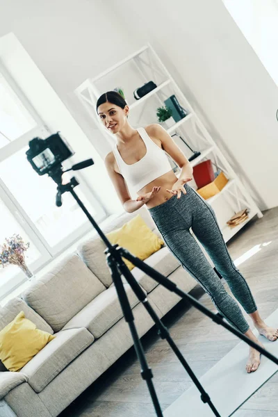 Belle Jeune Femme Vêtements Sport Faisant Vidéo Sur Les Médias — Photo