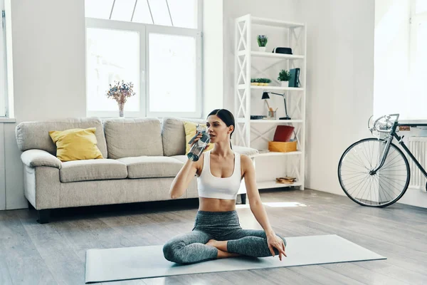 Idratante Bella Giovane Donna Abbigliamento Sportivo Praticare Yoga Bere Yoga — Foto Stock