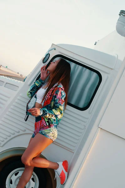 평온합니다 야외에서 트럭에 서있는 거울을보고 그녀의 입술을 매력적인 — 스톡 사진