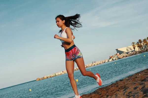 Ελκυστική Νεαρή Γυναίκα Αθλητικά Ρούχα Τζόκινγκ Κατά Την Άσκηση Εξωτερικούς — Φωτογραφία Αρχείου
