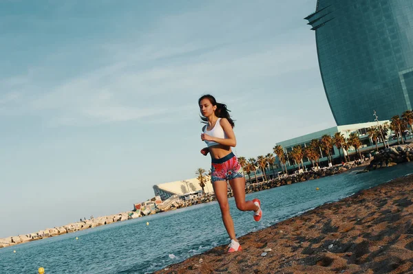 Jovem Mulher Roupas Esportivas Jogging Enquanto Exercita Livre Praia Areia — Fotografia de Stock