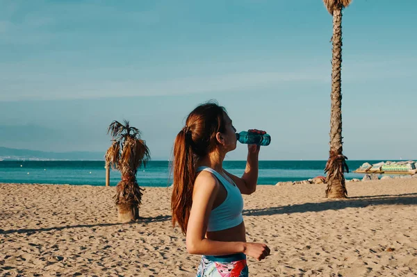 Sedento Bela Jovem Mulher Roupas Esportivas Beber Água Enquanto Exercita — Fotografia de Stock