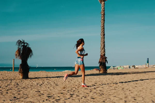 Comprimento Total Bela Jovem Mulher Roupas Esportivas Jogging Enquanto Exercita — Fotografia de Stock