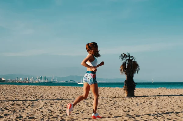 Comprimento Total Bela Jovem Mulher Roupas Esportivas Jogging Enquanto Exercita — Fotografia de Stock