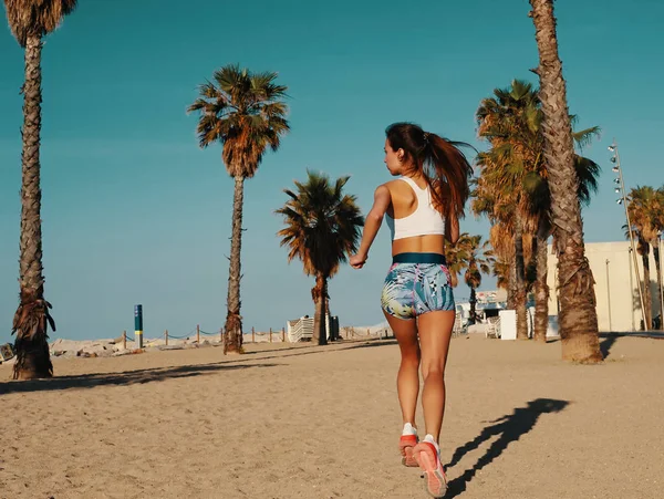 Visão Traseira Bela Jovem Mulher Roupas Esportivas Jogging Enquanto Exercita — Fotografia de Stock