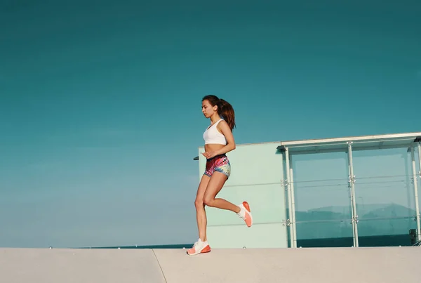 야외에서 운동하는 스포츠 조깅에 아름다운 여자의 — 스톡 사진