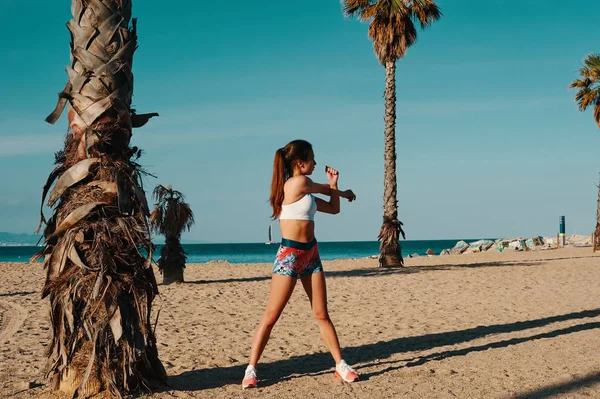 Volledige Lengte Van Mooie Jonge Vrouw Sportkleding Stretching Tijdens Het — Stockfoto