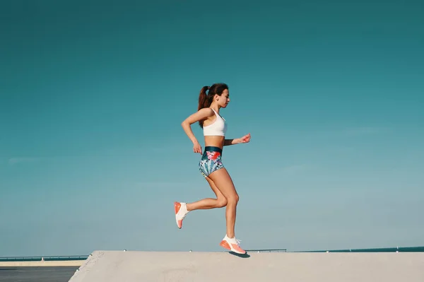 Full Längd Vacker Ung Kvinna Sportkläder Jogging Medan Tränar Utomhus — Stockfoto