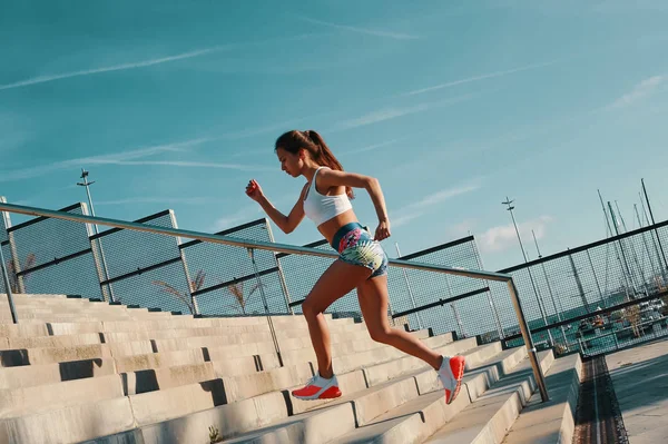 Comprimento Total Bela Jovem Mulher Roupas Esportivas Correndo Enquanto Exercita — Fotografia de Stock