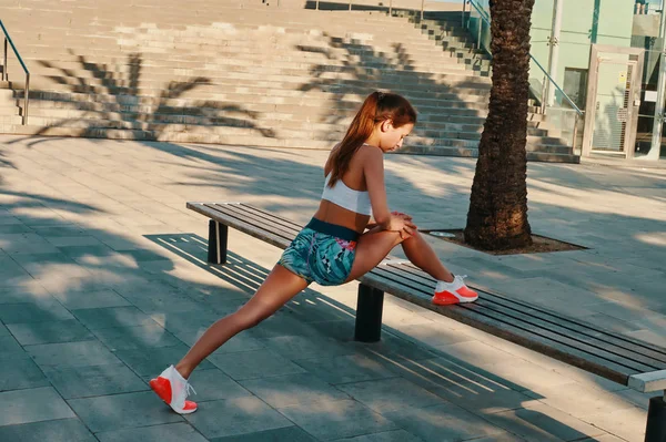 Mulher Bonita Roupas Esportivas Alongamento Enquanto Aquece Livre — Fotografia de Stock