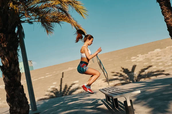 Comprimento Total Bela Jovem Mulher Roupas Esportivas Pulando Enquanto Exercita — Fotografia de Stock