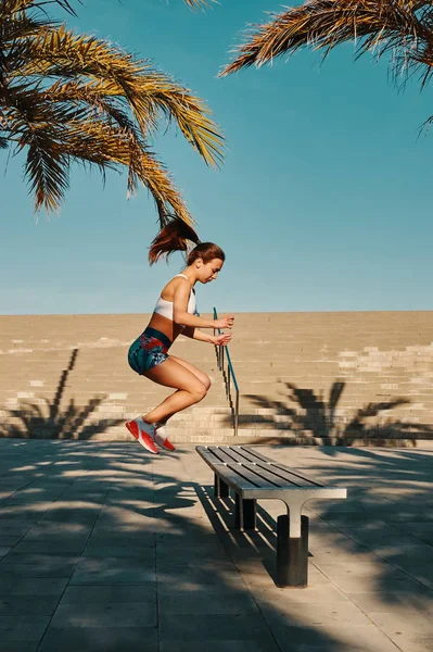 Comprimento Total Bela Jovem Mulher Roupas Esportivas Pulando Enquanto Exercita — Fotografia de Stock