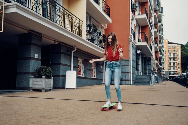 Full Längd Attraktiv Ung Kvinna Leende Medan Skateboard Utomhus — Stockfoto