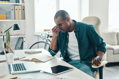 Ofiste otururken yorgun feeling, gömlek masaj burun sinirli genç Afrikalı adam