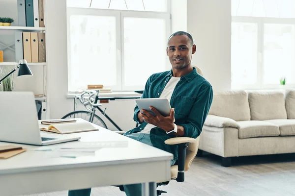 Centrándose Trabajo Guapo Joven Africano Camisa Trabajo Usando Tableta Digital — Foto de Stock