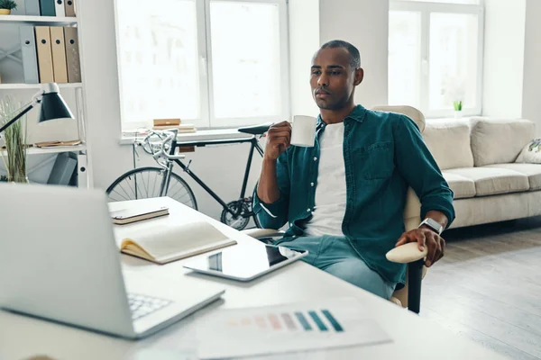 Café Matutino Pensativo Joven Africano Con Camisa Bebiendo Café Mientras — Foto de Stock