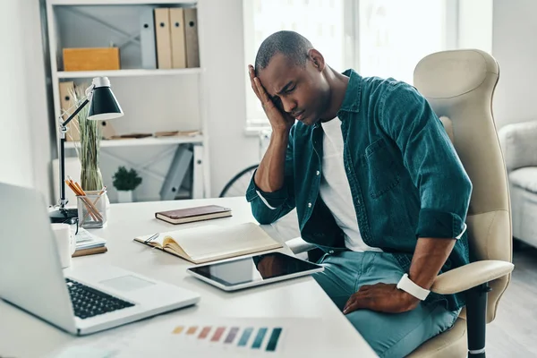 Mal Testa Frustrato Giovane Africano Camicia Facendo Viso Mentre Seduto — Foto Stock