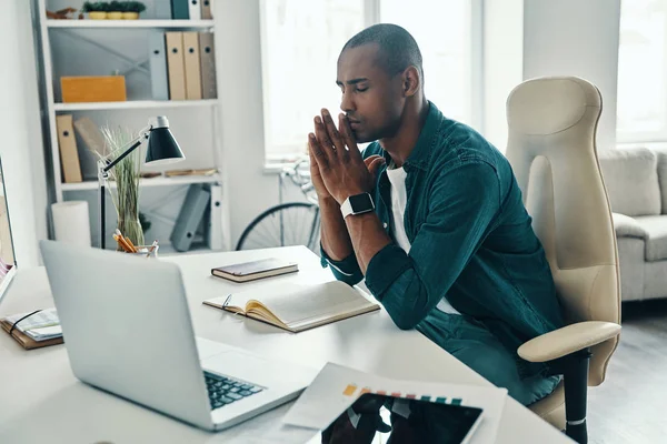 Sobretrabajado Joven Africano Cansado Con Camisa Manteniendo Los Ojos Cerrados — Foto de Stock