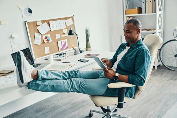 Freelance Work Handsome Young African Man Using Digital Tablet Smiling — Stock Photo, Image