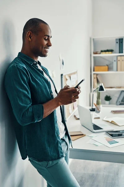 Feliz Hombre Negocios Guapo Joven Africano Camisa Usando Teléfono Inteligente — Foto de Stock