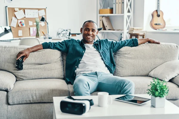 Est Bon Être Maison Beau Jeune Homme Africain Regardant Caméra — Photo