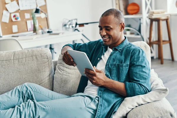 Totalmente Despreocupado Guapo Joven Africano Usando Tableta Digital Sonriendo Mientras — Foto de Stock