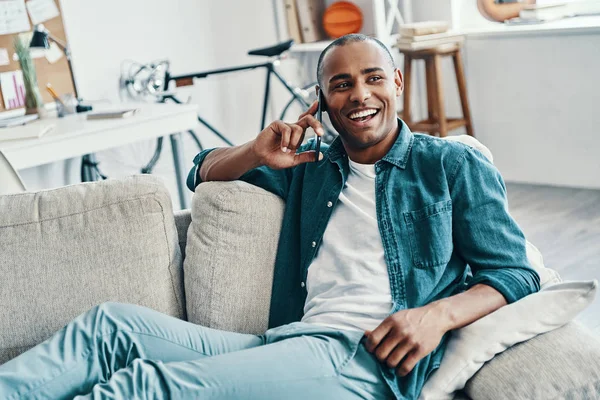 Fico Feliz Ouvir Bonito Jovem Africano Falando Telefone Inteligente Sorrindo — Fotografia de Stock