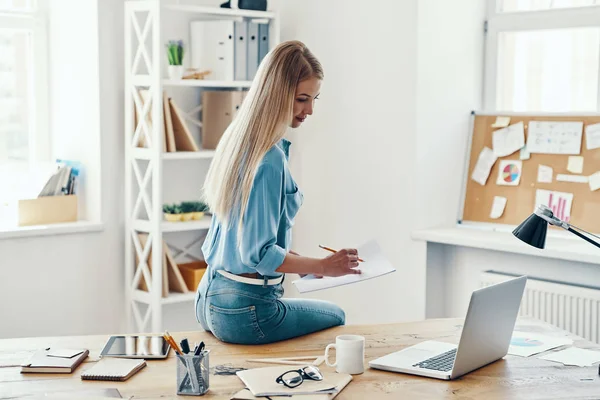 Gyönyörű Fiatal Okos Alkalmi Kopás Írásban Valamit Segítségével Laptop Ülve — Stock Fotó