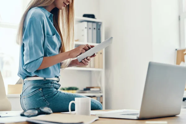 Nahaufnahme Einer Jungen Frau Schicker Freizeitkleidung Mit Digitalem Tablet Bei — Stockfoto