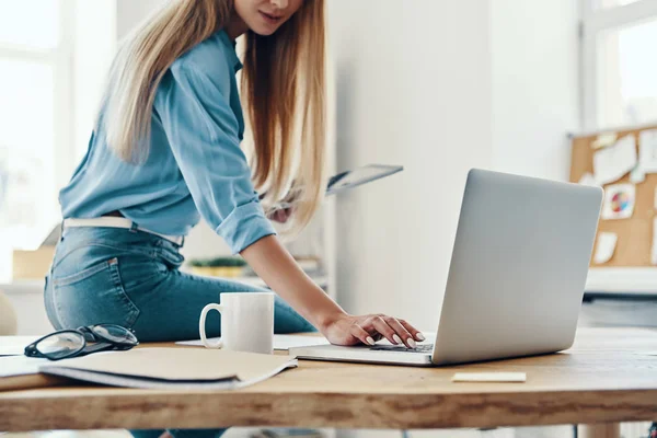 Close Jovem Mulher Desgaste Casual Inteligente Usando Laptop Enquanto Trabalhava — Fotografia de Stock