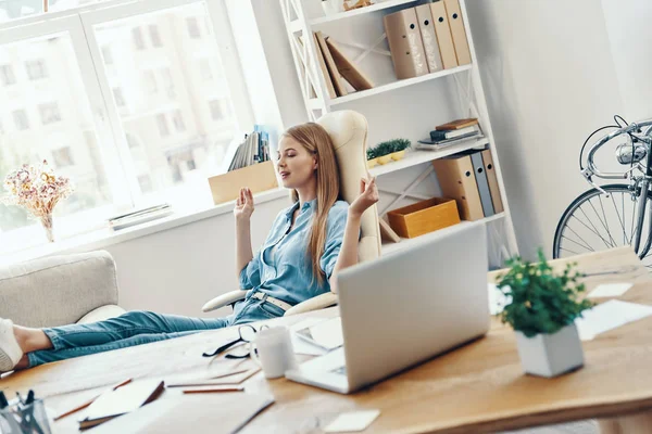 Belle Jeune Femme Tenue Décontractée Intelligente Souriant Méditant Tout Travaillant — Photo