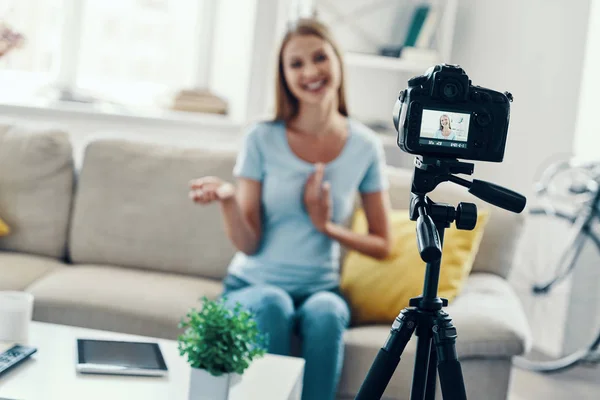 Schöne Junge Frau Lächelt Und Gestikuliert Während Sie Hause Social — Stockfoto