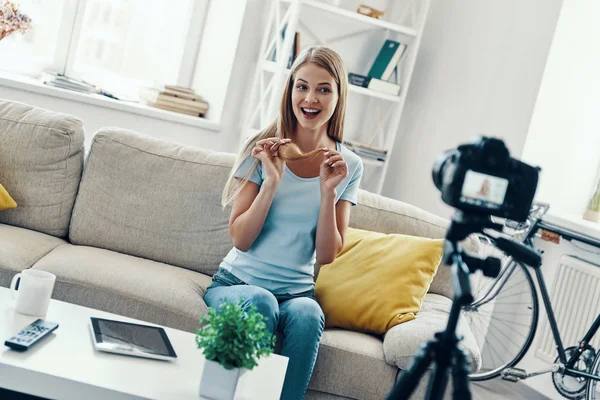 Hermosa Mujer Joven Sonriendo Mostrando Sus Consejos Pelo Mientras Hace —  Fotos de Stock