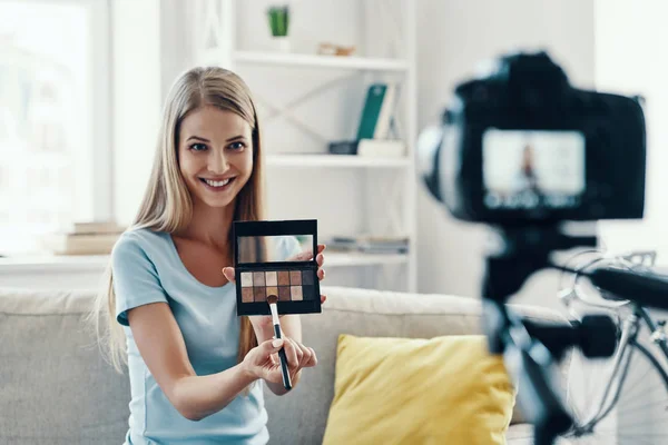 Schöne Junge Frau Lächelt Und Schminkt Palette Während Social Media — Stockfoto